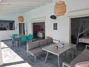 تناول الطعام بالخارج