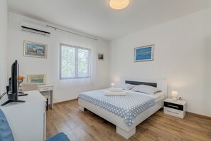 2 bedrooms, iron/ironing board, travel cot, free WiFi
