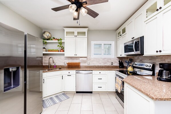 ثلاجة، ميكروويف، فرن، موقد طهي مسطح