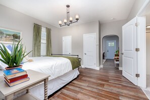 2 bedrooms, iron/ironing board, travel crib, free WiFi - Cozy Family Cottage - Historic Top of "The Hill" (St. Louis)