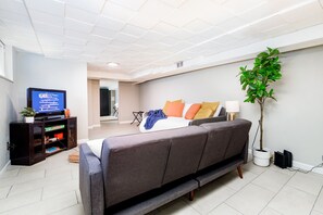 تلفزيون ذكي، ألعاب فيديو، كرة قدم الطاولة، كُتُب