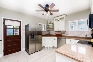 Fridge, microwave, oven, stovetop - Cozy Family Cottage - Historic Top of "The Hill" (St. Louis)