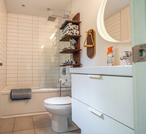 Haartrockner, Handtücher, Toilettenpapier