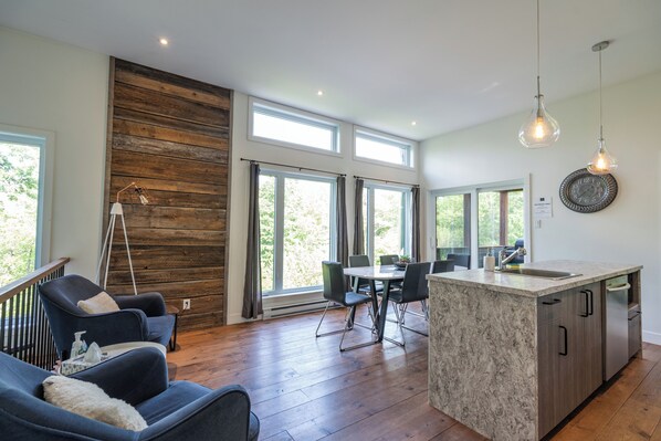 Interior - Le Héron : Modern Waterfront Chalet with Spa (Sainte-Émélie-de-l'Énergie)