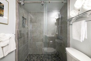 Shower, hair dryer, towels, soap - Ocean view, fully remodeled, 2nd floor, few steps away from the best beaches (Kihei)