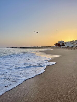 Beach nearby - Algarve, large T2 apartment w/ balcony, Armação de Pêra (Armação de Pêra)
