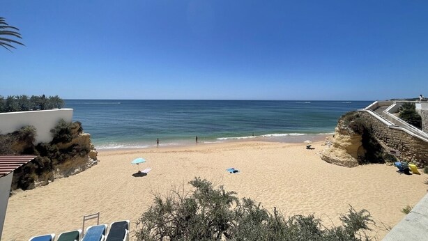 A beach with clear skies, a sandy shore, and a few umbrellas. - Algarve, T2 apartment w/balcony, Armação de Pera (Armação de Pêra)