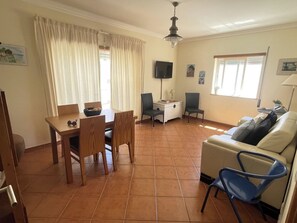 TV - Algarve, T2 apartment w/balcony, Armação de Pera (Armação de Pêra)