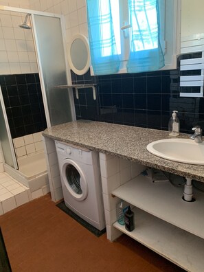 Dusche, Haartrockner, Handtücher