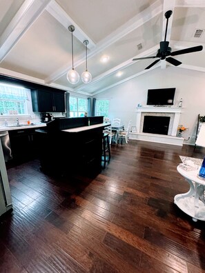 Een koelkast, een magnetron, een oven, een kookplaat