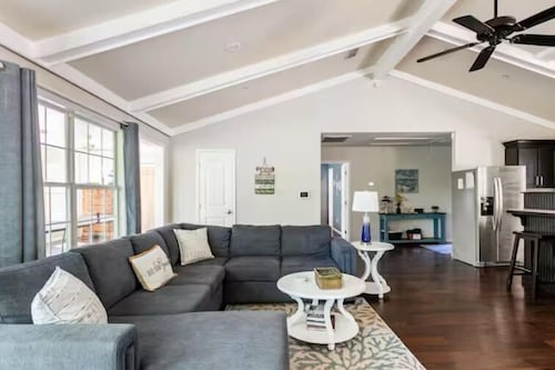 Shoreline Cottage & Barn-doninium, 8 beds, pet friendly by Lake Texoma 