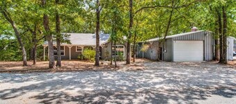 Shoreline Cottage & Barn-doninium, 8 beds, pet friendly by Lake Texoma