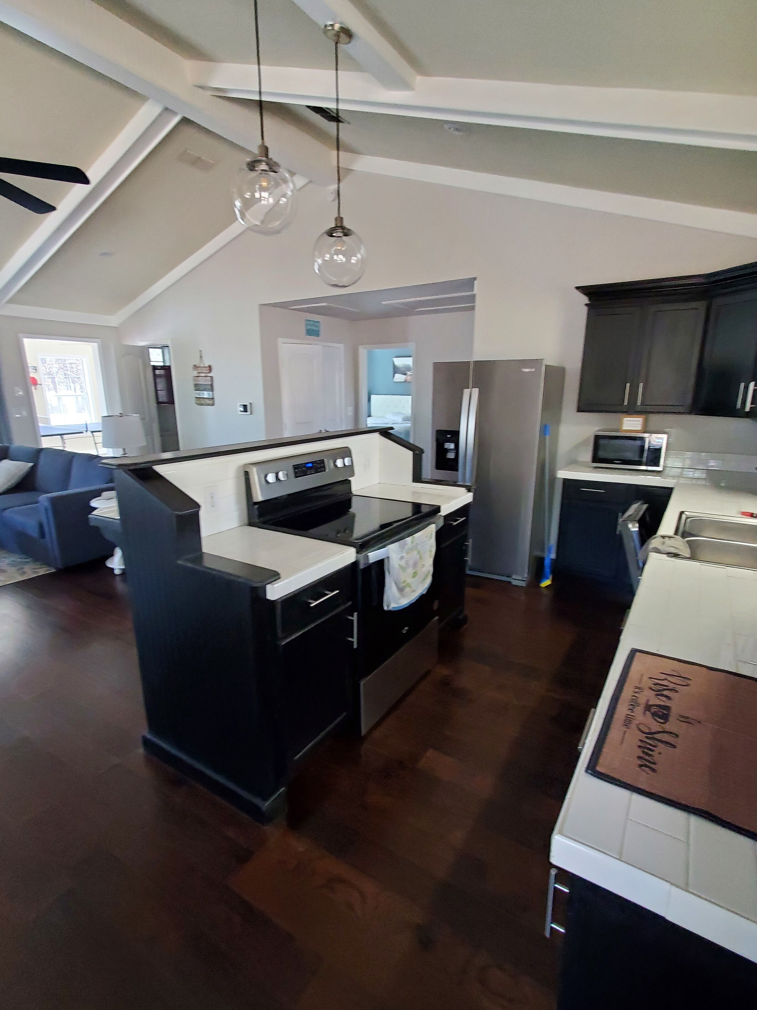 Shoreline Cottage & Barn in the shade of all the Oak's by Lake Texoma sleeps 13