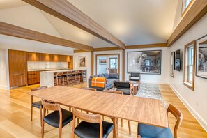 Interior - The Penthouse, Downtown Lenox by Evergreen Home (Lenox)