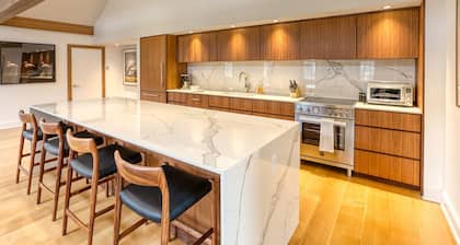The Penthouse, Downtown Lenox by Evergreen Home