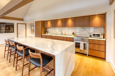The Penthouse, Downtown Lenox by Evergreen Home