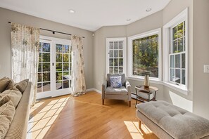 Smart TV, fireplace, video games, offices