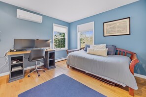 4 chambres, bureau, fer et planche à repasser, lit de bébé portatif