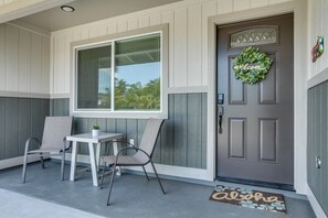 Property grounds - 3 Mi to Shipman Beach! Family Getaway w/ Patio (Keaau)