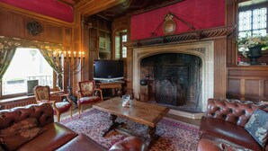 A traditional living room with leather sofas, a fireplace, and a television. - Castle in Spa With Lake View & Heated Pool (Jalhay)