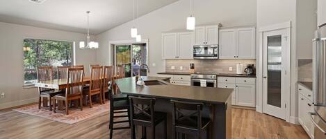 Geladeira, micro-ondas, fogão, cooktop