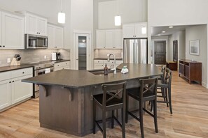 Fridge, microwave, oven, stovetop - Manzanita - Hot Tub, Canal Front, AMAZING Location! (Bend)