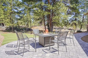 Outdoor dining - Manzanita - Hot Tub, Canal Front, AMAZING Location! (Bend)
