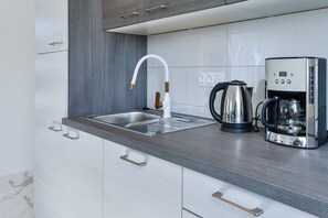 Een koelkast, een magnetron, een oven, een vaatwasser