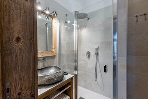 Douche, sĂšche-cheveux, serviettes fournies