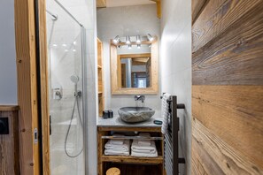 Een douche, een haardroger, handdoeken