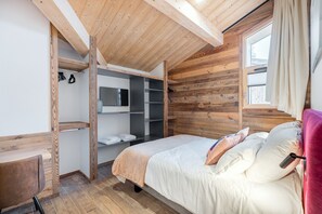 5 bedrooms, iron/ironing board, free WiFi, bed sheets