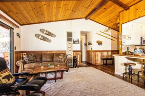 Smart TV, fireplace, video games, books - Cedar Cabin A: Hot Tub, EV Charger, Sugarloaf Walking Trails (Sugarloaf)