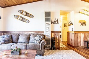 Smart TV, fireplace, video games, books - Cedar Cabin A: Hot Tub, EV Charger, Sugarloaf Walking Trails (Sugarloaf)