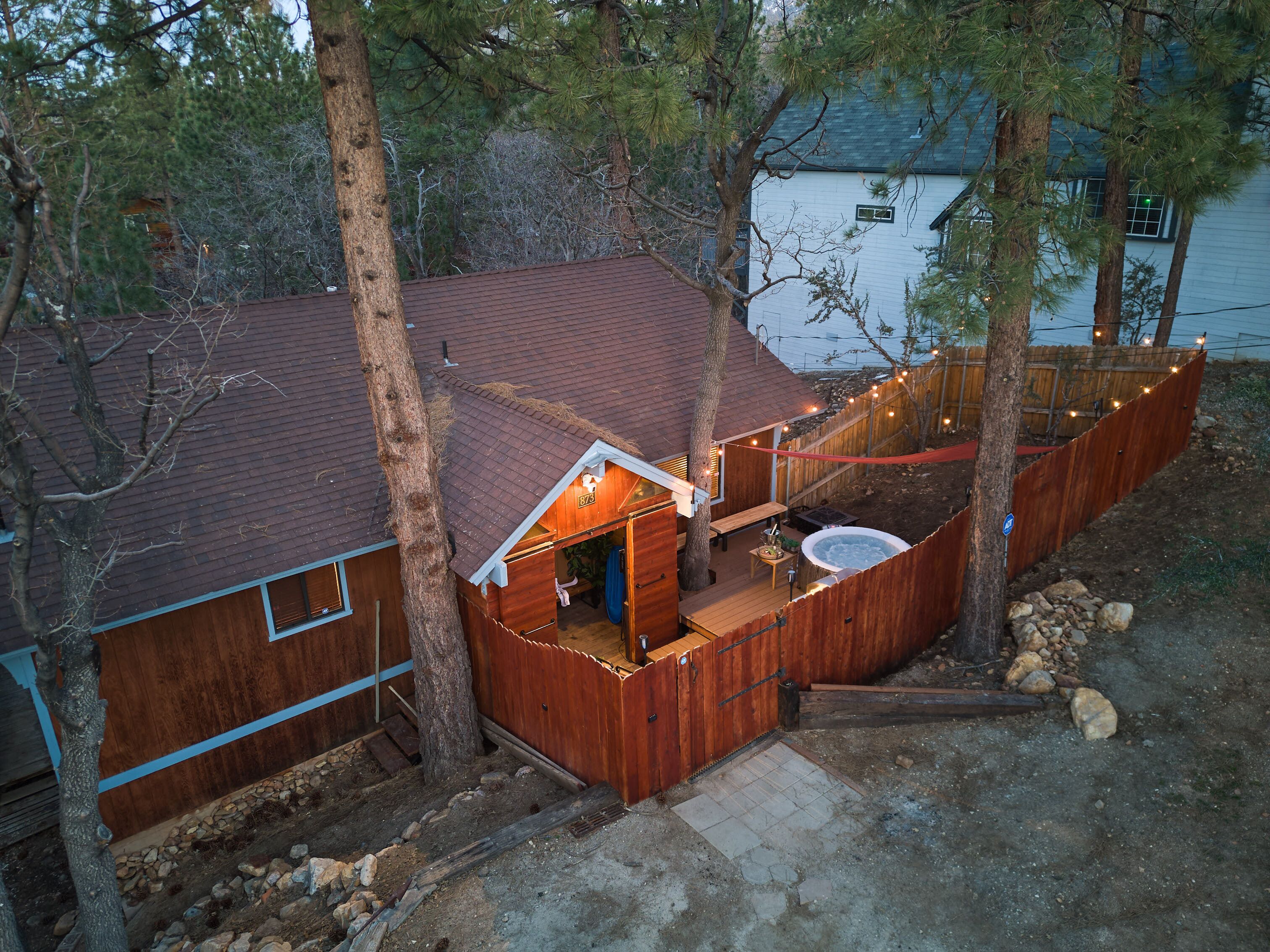 Big Bear Cedar Cabin: Hot Tub, EV Charger, Sugarloaf Walking Trails