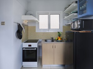 Fridge, microwave, oven, coffee/tea maker