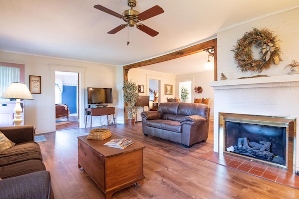 Fernseher, Kamin, DVD-Player