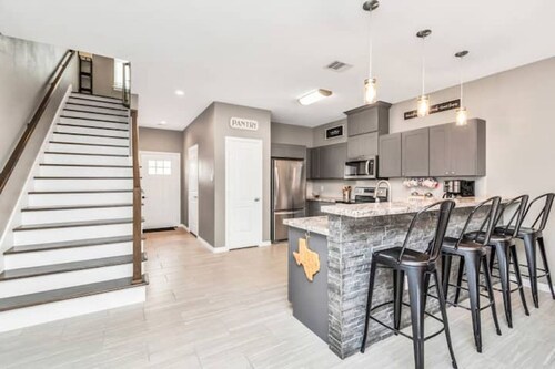 King-sized master suite and 6 minutes away from Minute Maid Park & Toyota Center