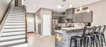 King-sized master suite and 6 minutes away from Minute Maid Park & Toyota Center