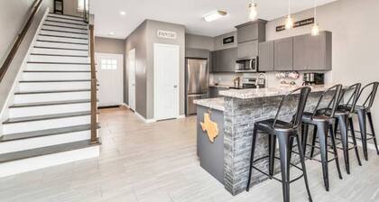 King-sized master suite and 6 minutes away from Minute Maid Park & Toyota Center