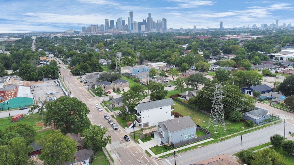 Photo 2 of King-sized master suite and 6 minutes away from Minute Maid Park & Toyota Center