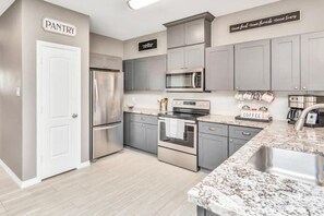 Fridge, microwave, oven, stovetop - King-sized master suite and 6 minutes away from Minute Maid Park & Toyota Center (Houston)