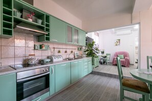 Réfrigérateur, four à micro-ondes, un four, surface de cuisson