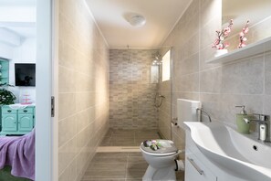 Dusche, Haartrockner, Handtücher