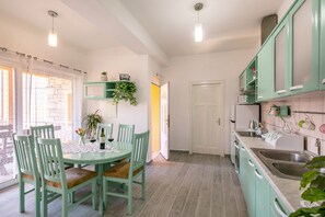 Réfrigérateur, four à micro-ondes, un four, surface de cuisson