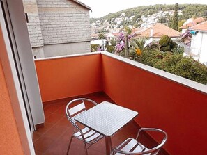 Outdoor dining - Apartments St Rialto - One Bedroom Apartment with Balcony (Jelsa)