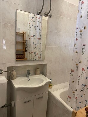 Bathtub, free toiletries, hair dryer, towels