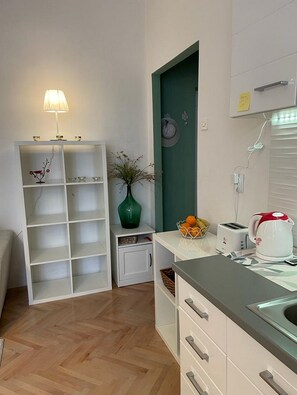 Kühlschrank, Mikrowelle, Herdplatte, Wasserkocher mit Kaffee-/Teezubehör