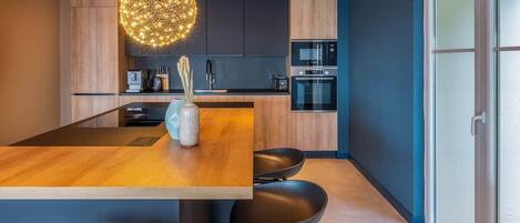 Geladeira, micro-ondas, fogão, cooktop