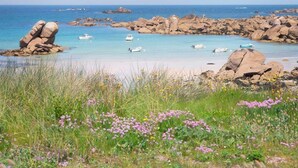 A coastal landscape with rocky formations, clear blue water, and boats. - Cezon Island - Luxury duplex with magnificent sea (Landéda)