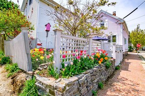 Property grounds - Munjoy Hill- Immaculately restored antique 1874 New Englander with private patio (Portland)